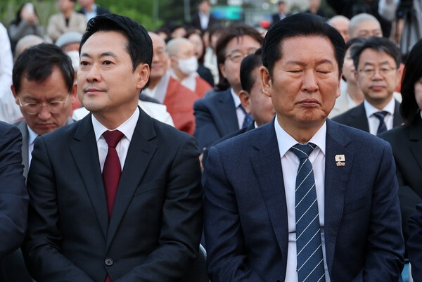 더불어민주당&nbsp;정청래&nbsp;대표와 국민의힘&nbsp;장동혁&nbsp;대표를 비롯한 참석자들이 30일 국회 중앙 잔디광장에서 열린 불기2570년 국회정각회 봉축 점등식에 자리해 있다. 연합뉴스
