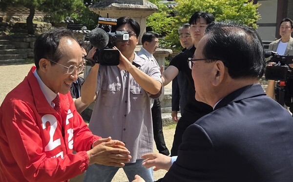김부겸·<b>추경호</b>·이수찬, '부처님오신날' 동화사 총출동 "불심잡기"