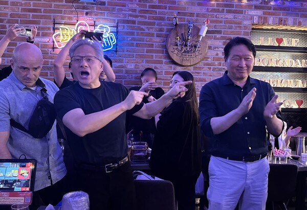 젠슨 황, 깐부치킨서 최태원과 재회동…AI 동맹 재확인