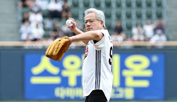 젠슨 황, 게임사 회동 이어 잠실서 시구…AI 협력 보폭 확대