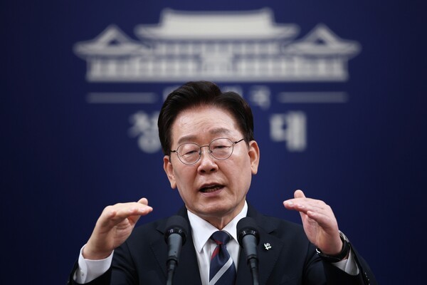이 대통령 "선관위 <b>원포인트</b> 개헌 검토"…당정 갈등설엔 "더 잘되기 위한...