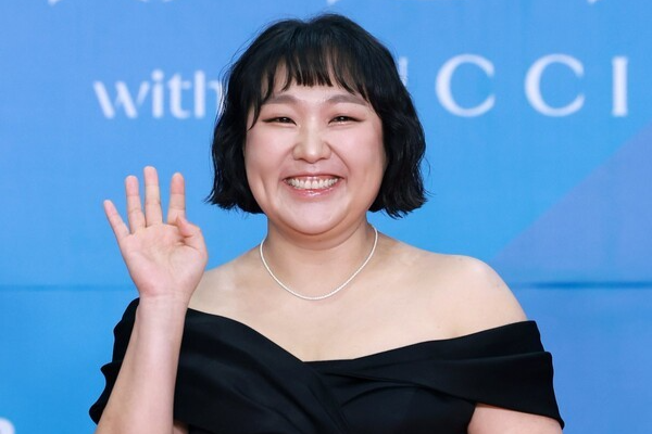 <b>이수지</b> '재선거 집회' 희화화 논란 18일 만에 자필 사과…"변명없이 제...