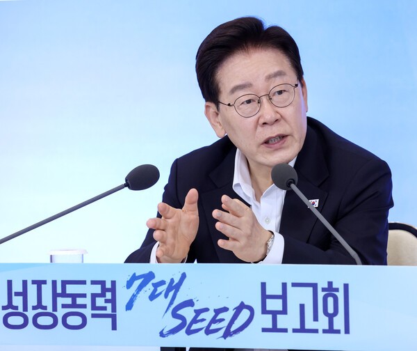 이 대통령 "반도체가 만든 절호의 기회…AI 다음 먹거리 미리 준비해야"