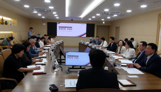 구미시, 추석 앞두고 지역경제 살리기 '맞손'...경제단체와 소비촉진 논... - 뉴스 썸네일 이미지