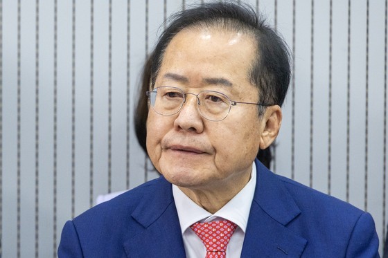 홍준표 "<b>병역특례</b> 논란 정치권 한심" 사실상 반대 입장 피력