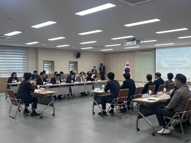 경북도의회 농수산위원회 위원들이 상주 스마트팜 혁신밸리를 방문한 모습